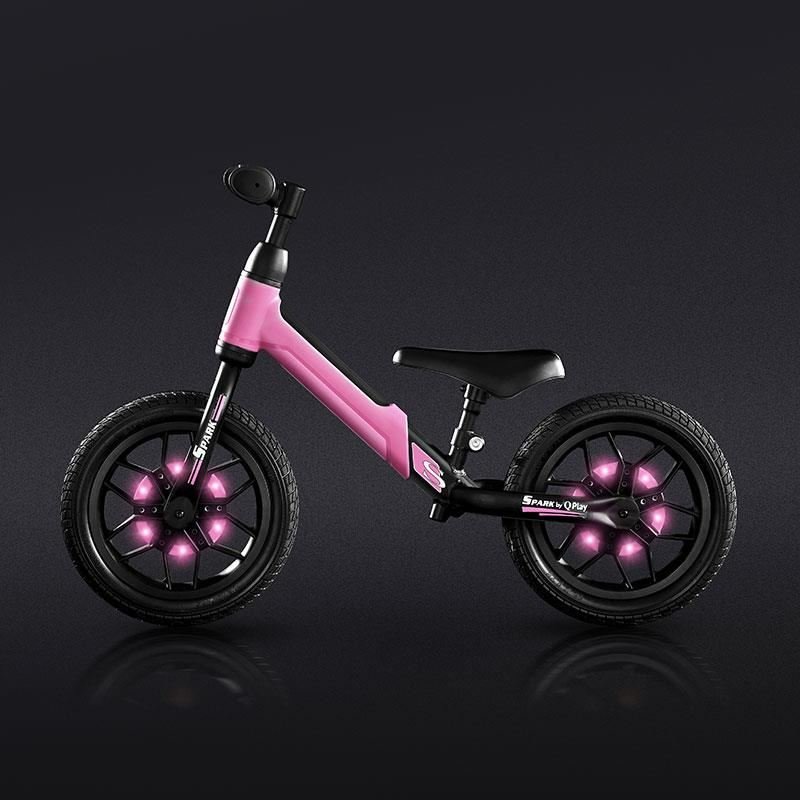 Bicicleta copii fara pedale Balance bike QPlay Spark Roz 12 inch, de la 3 ani pana la 30 kg, iluminare LED la roti, ghidon ajustabil cu mansoane anti-alunecare, sa ajustabila pe inaltime, roti de cauciuc