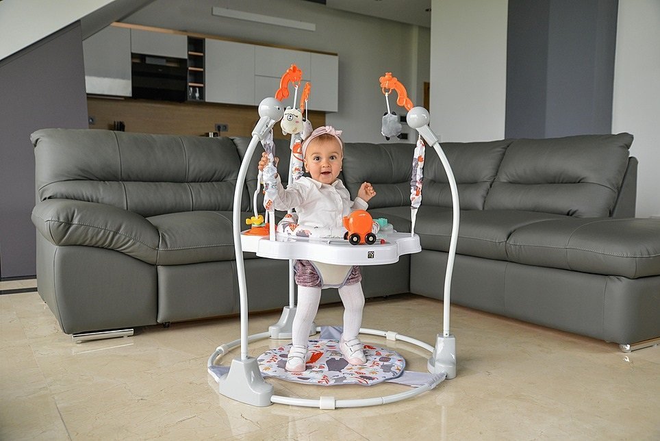 Jumper pentru copii Moni Magic fun Grey cu scaun rotativ 360,inaltime reglabila pe 3 nivele,panou interactiv cu butoane muzicale,jucarii din plus,recomandat de la 6luni si maxim 12 kg – imaginea 3