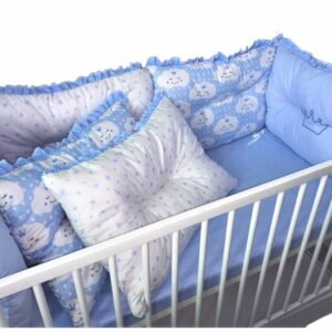 Lenjerie patut 140x70 cm cu 6 aparatori pufoase, cearsaf si paturica albastru - norisori - stelute
