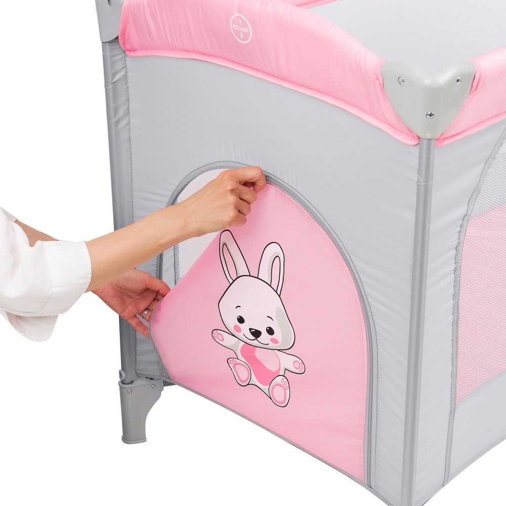 Patut pentru copii Juju Sleepy Baby Hunny Bunny pliabil, roti cu blocare, bara de jucarii, salteluta de infasat, geanta de transport, usita laterala cu fermoar, dimensiuni 125 L x 65 l x 78 cm – imaginea 5