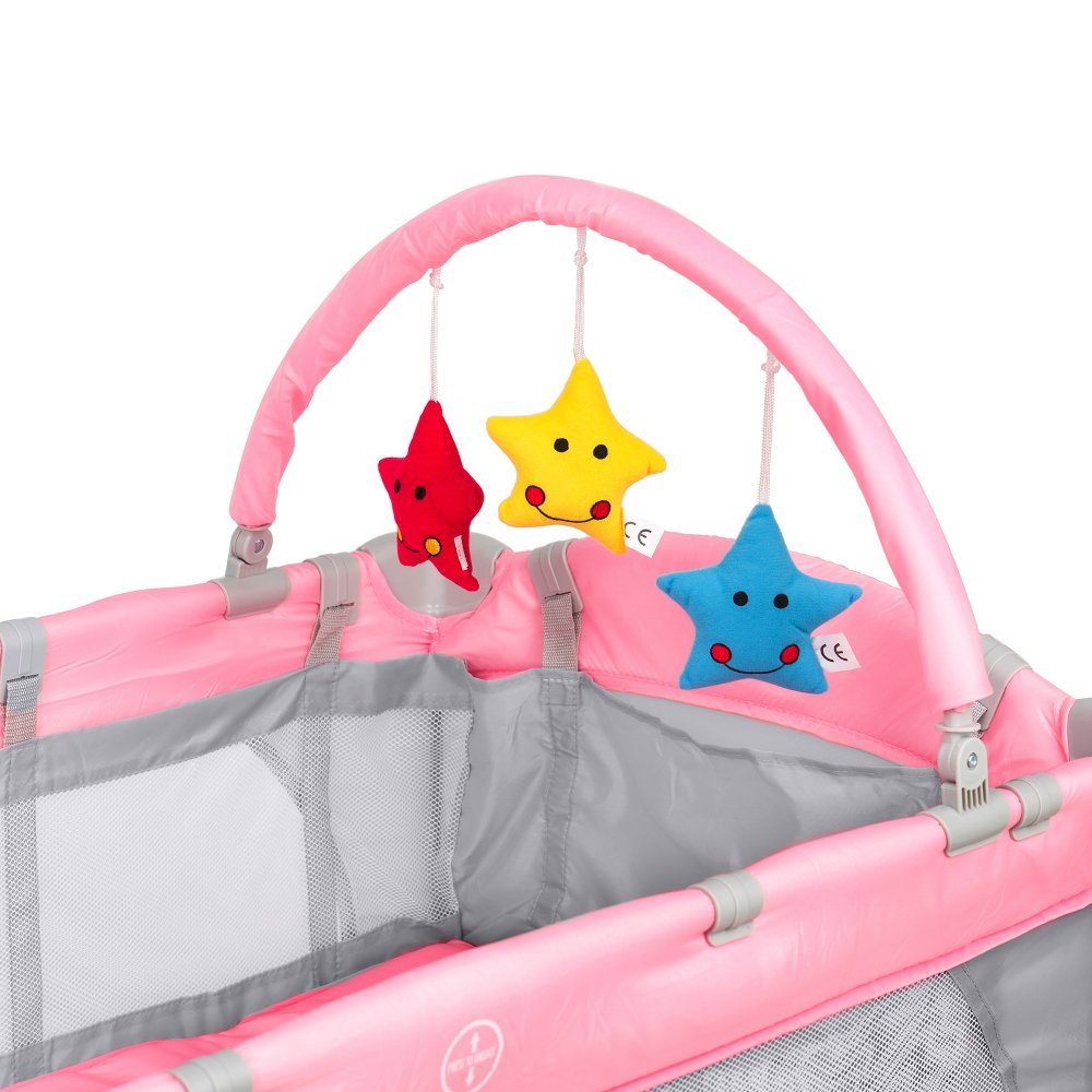 Patut pentru copii Juju Sleepy Baby Hunny Bunny pliabil, roti cu blocare, bara de jucarii, salteluta de infasat, geanta de transport, usita laterala cu fermoar, dimensiuni 125 L x 65 l x 78 cm – imaginea 6