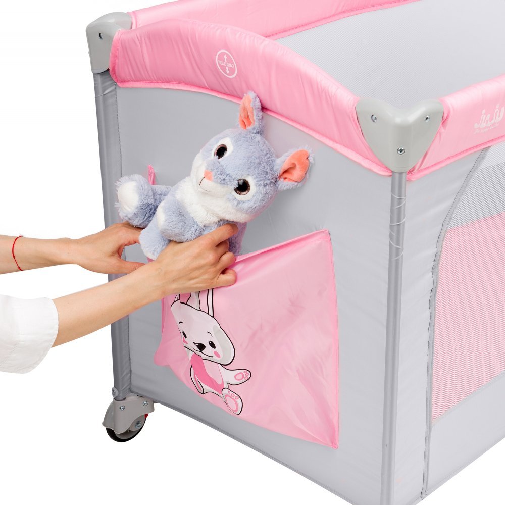 Patut pentru copii Juju Sleepy Baby Hunny Bunny pliabil, roti cu blocare, bara de jucarii, salteluta de infasat, geanta de transport, usita laterala cu fermoar, dimensiuni 125 L x 65 l x 78 cm – imaginea 7