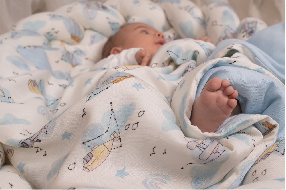 Pilota pentru copii Nature Bamboo by Amy din bambus si umplutura hipoalergenica BabySoft nori calatori
