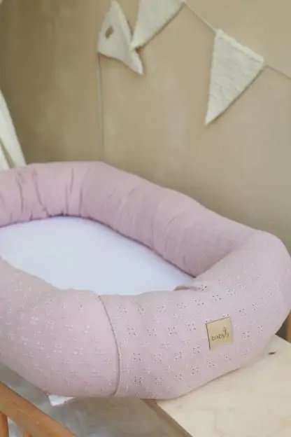 Suport de dormit babynest 2 in 1 bara protectie patut premium bumbac brodat roz by BabyLy 85×50 cm – imaginea 3