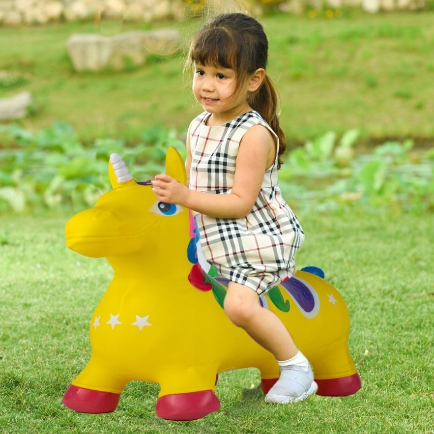 Unicorn din cauciuc gonflabil, pentru interiorexterior, cu pompa inclusa, material rezistent si durabil 59 x 50 x 24 cm Galben – imaginea 6