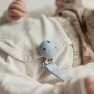 Lantisor clip Bibs Ribbon pentru suzeta Dusty Blue