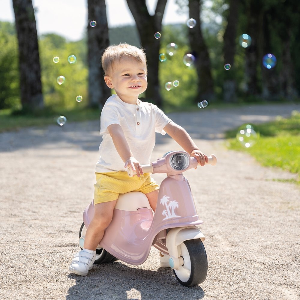 Scuter pentru copii fara pedale Smoby Scooter Ride-On roz, dotat cu cheie ce imita pornirea reala a scuterului, recomandat copiilor incepand de la 1,5 ani, spatiu de depozitare sub sezut – imaginea 3