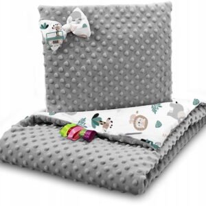 Set paturica 75x100 cm si perna 35x30 cm pentru copii, BabyMam minky grey safari, versatila cu doua fete
