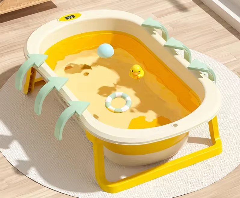 Set cadita pliabila pentru copii Little Mom Yellow, cu pernuta bebelusi detasabila, termometru display digital incorporat, dop scurgere, picioruse antiderapante, design ergonomic,80 x 50 x 24 cm – imaginea 3