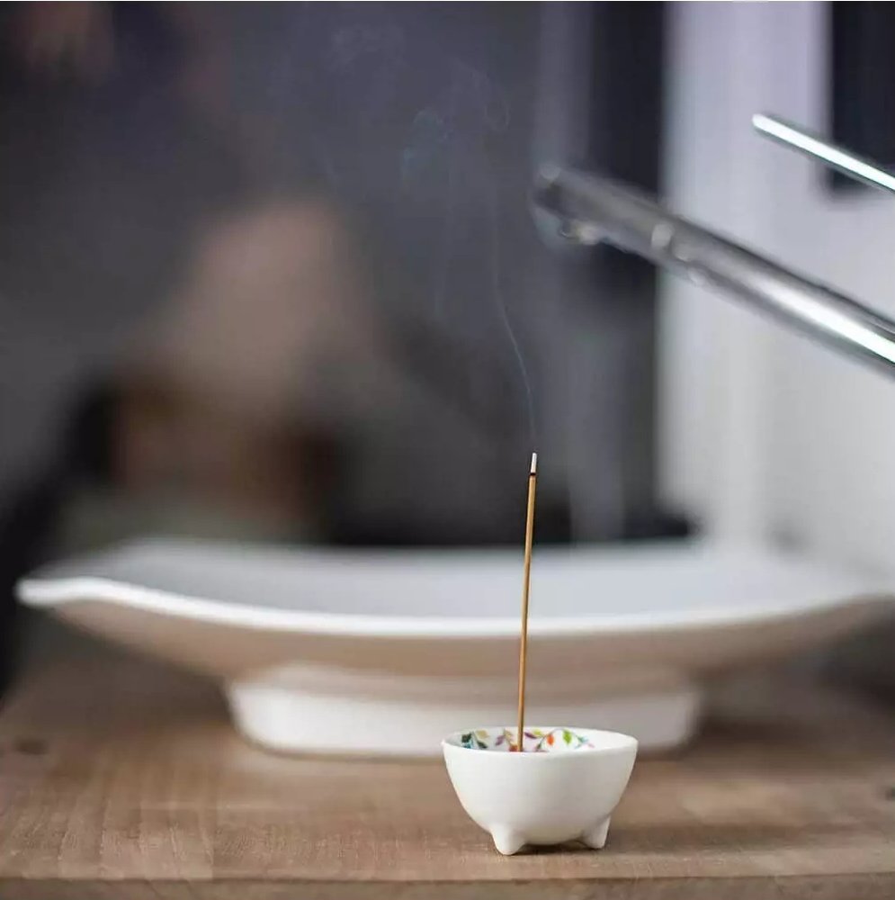 Suport pentru betisoare si conuri parfumate Aromandise din portelan Flora – imaginea 3